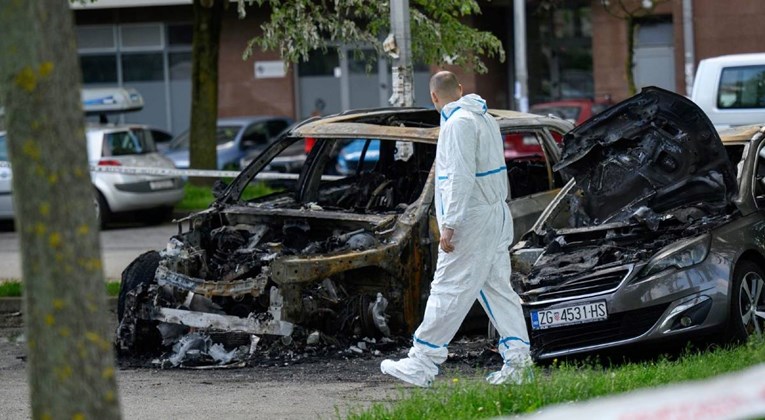 FOTO I VIDEO U Zagrebu gorjeli auti na parkingu, među njima i BMW