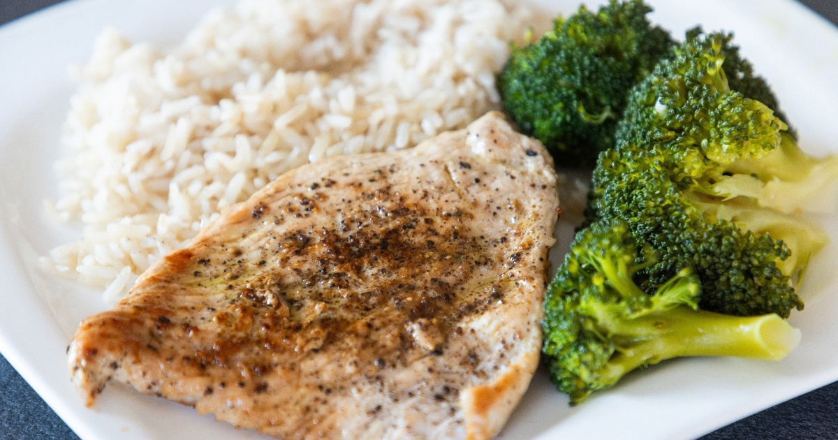 Jedete piletinu i rižu svaki dan? Nutricionisti upozoravaju na jedan problem