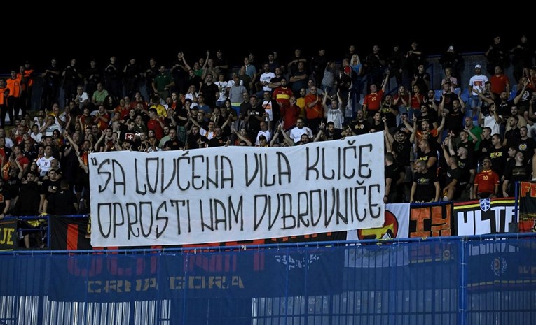 Ovo je transparent Crnogoraca u Zagrebu, na koji su Hrvati odgovorili "Oprosta nema"