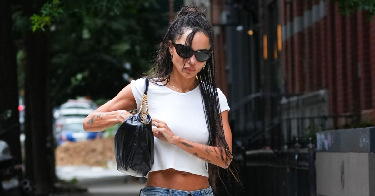 Zoë Kravitz spojila bijelu majicu i traperice s luksuznom Saint Laurent torbom