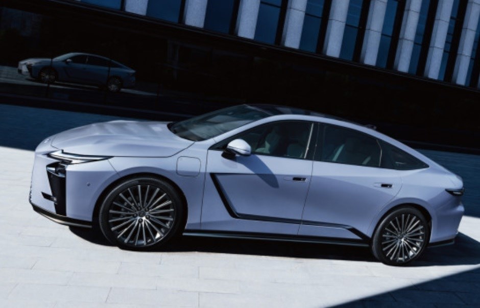 Lexus ES otkriven, futuristički nastup za napad na A6 i E-klasu