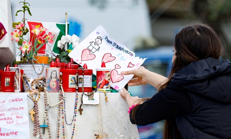 Papa poslao poruku: Oslabljen sam, suočavam se s kušnjom