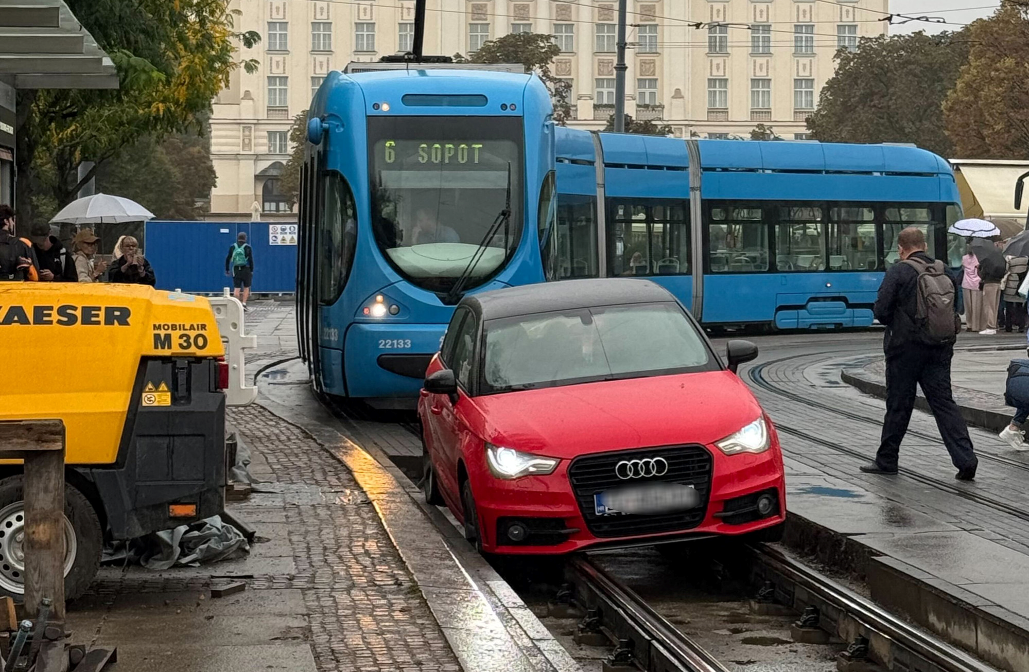 VIDEO Auto upao u tračnice na Glavnom kolodvoru u Zagrebu