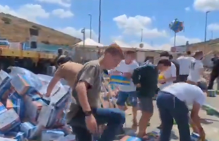 VIDEO Izraelski prosvjednici zaustavili pomoć za Gazu, uništavali pakete s hranom