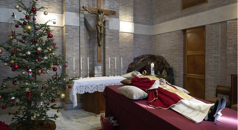 Tijelo pape Benedikta XVI. u bazilici sv. Petra, vjernici mu odaju počast