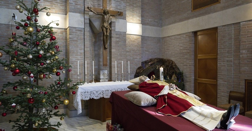 Tijelo pape Benedikta XVI. izloženo u bazilici sv. Petra, vjernici mu odaju počast