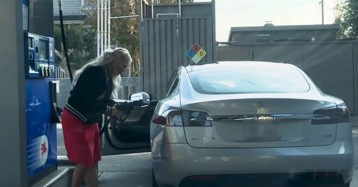 Gotovo pola Amerikanaca misli da električni automobili trebaju benzin