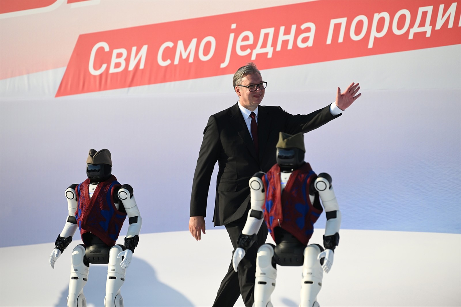 Vučić i roboti Milutin i Dragutin.