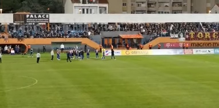 Igrači Hajduka nakon poraza došli pozdraviti Torcidu. Navijači im uzvratili tišinom
