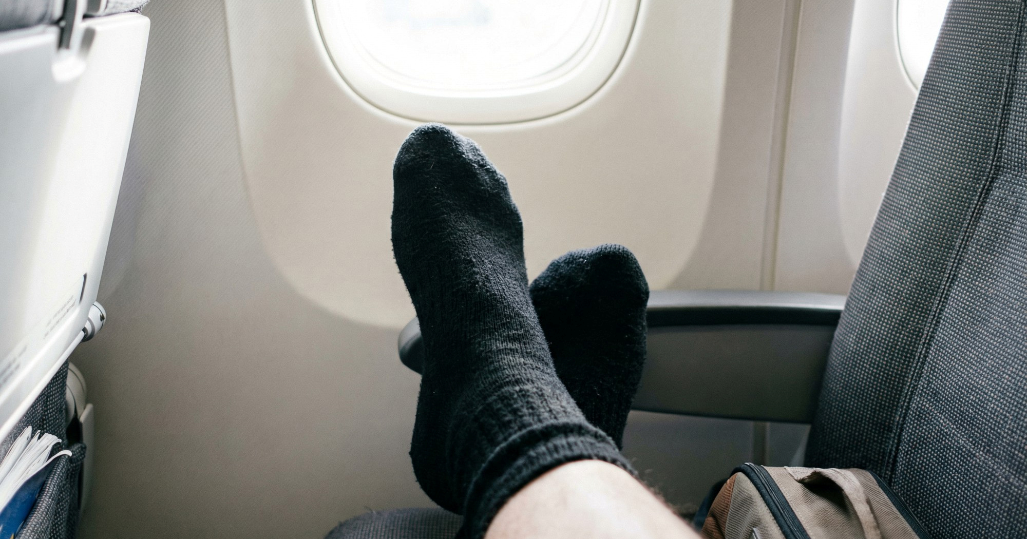 Stjuard upozorava: "Nikada ne nosite crne čarape u avionu"