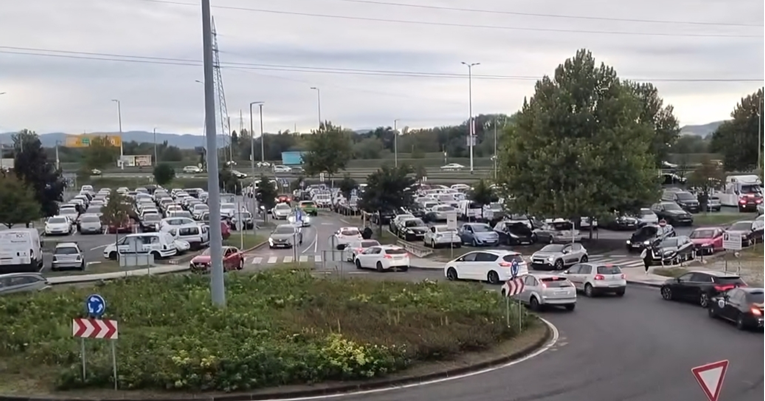 Nije bilo slobodnih parking mjesta: Pogledajte gužvu u Arena Centru ove nedjelje