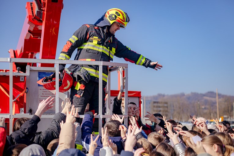 Kaufland i vatrogasci opet u akciji: Osnovnoškolci učili o sigurnosti