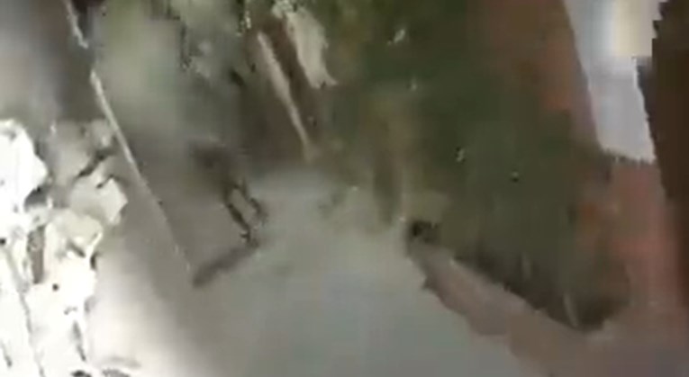 Nove snimke. Čovjeka u Maroku sekunda dijelila da ga zatrpa zgrada koja se rušila