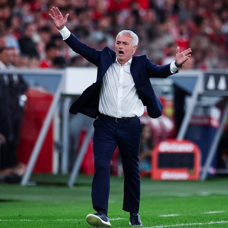 VIDEO Mourinho morao intervenirati. Navijači zasuli Fernandeza bocama