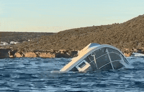 VIDEO Potonuo katamaran koji se jučer nasukao kod Premude, pogledajte