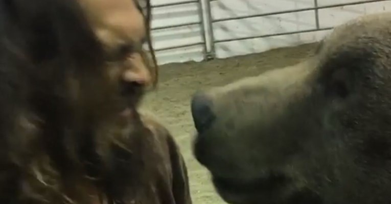 Jasona Momou napali zbog onog što je radio s medvjedom: "To je zlostavljanje"