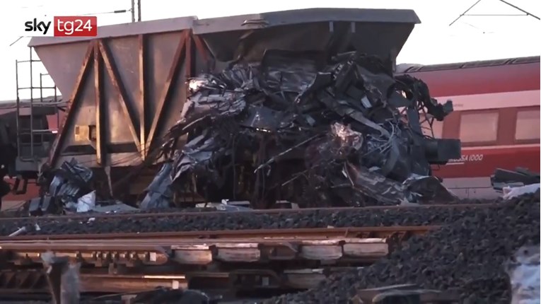 Vlak u Italiji iskočio iz tračnica, poginula dvojica strojovođa