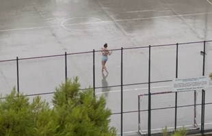 Splićanin snimio nepoznatu curu kako pleše na kiši