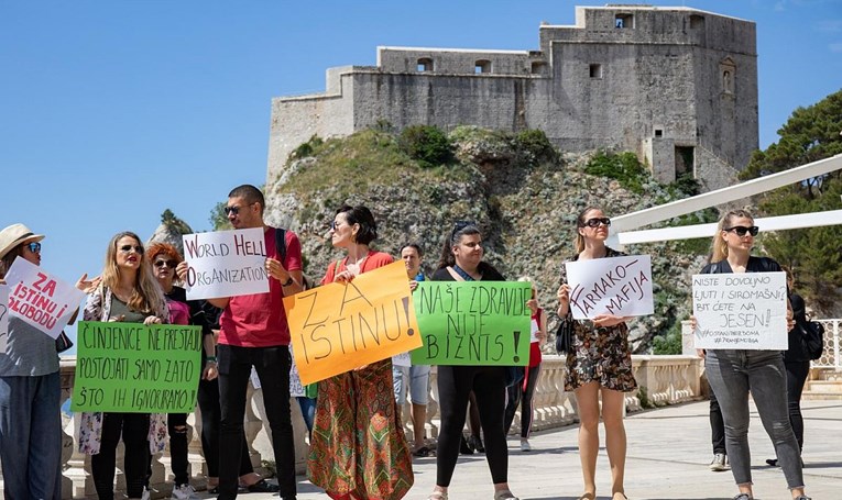 VIDEO Građani Dubrovnika prosvjedovali protiv Stožera, ne žele drugi krug "laži"