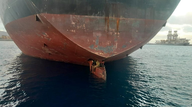 Tri migranta provela 11 dana na kormilu tankera, objavljena fotografija