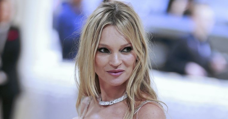 Kate Moss: S 15 sam pozirala gola, s nama je bio frizer. Govorila sam da se okrene