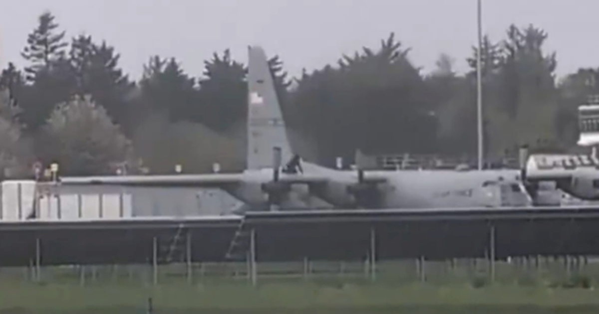 VIDEO Incident u Irskoj. Popeo se na američki C-130 Hercules, udarao po njemu