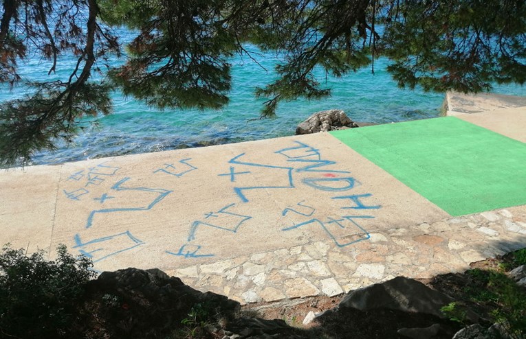 FOTO Na plaži u Tribunju osvanula hrpa ustaških simbola