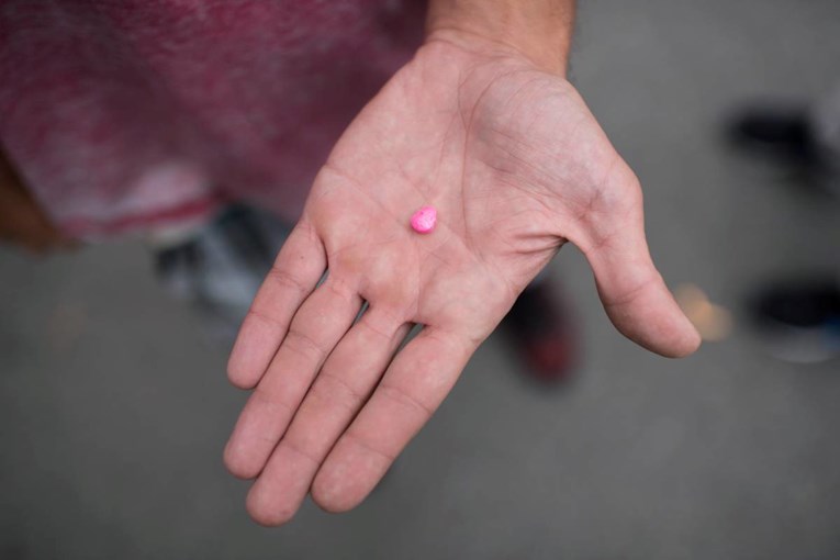 Muškarac u Biogradu prodao ecstasy maloljetniku. Ovaj uzeo drogu pa završio u bolnici