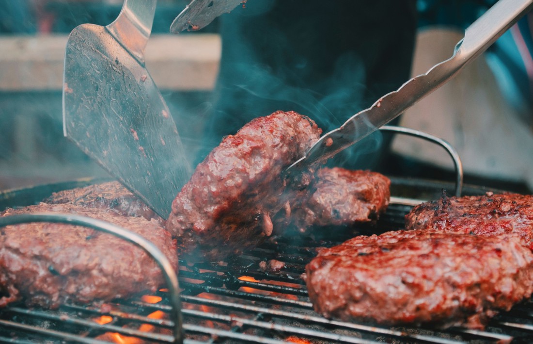 Trik s kockicom leda čini burger puno sočnijim. Isprobajte ga