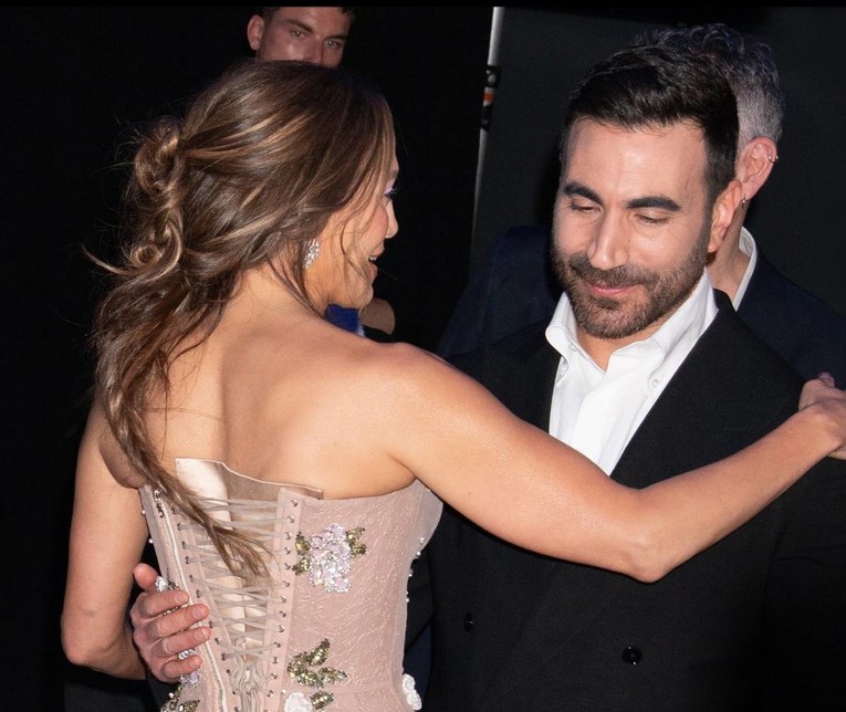 J.Lo u haljini koja ne ostavlja puno mašti pozirala uz kolegu s kojim je povezuju
