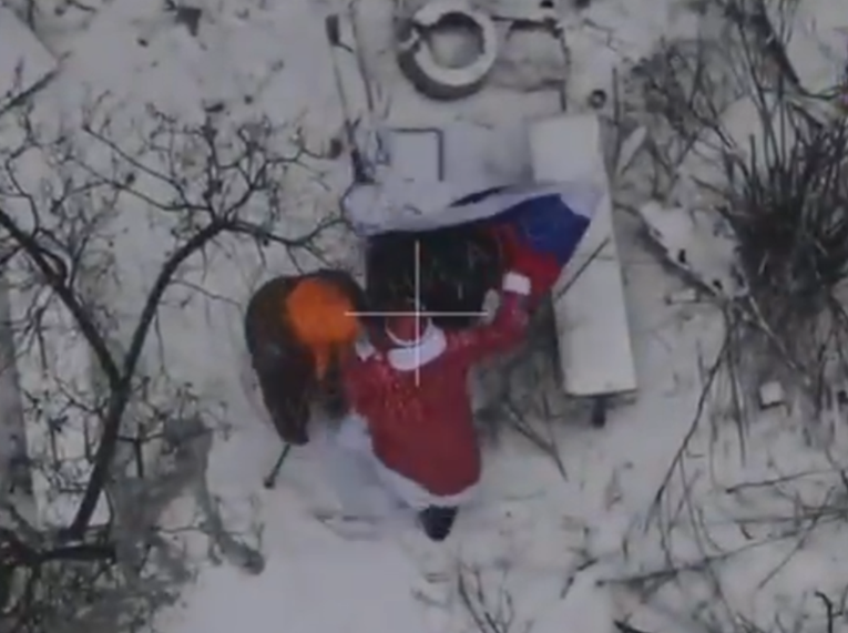 VIDEO Rusi odjeveni u Djeda Mraza podigli zastavu u Mirnohradu