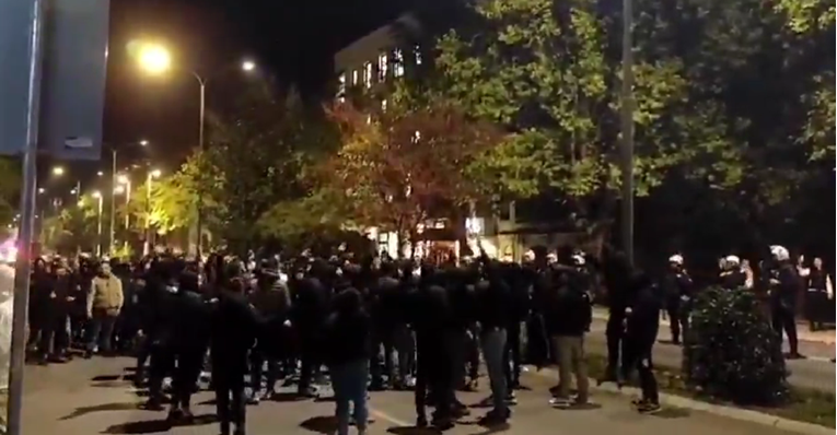 VIDEO Prosvjednici ispred crnogorskog parlamenta. Opet se ori: "Turci napolje"