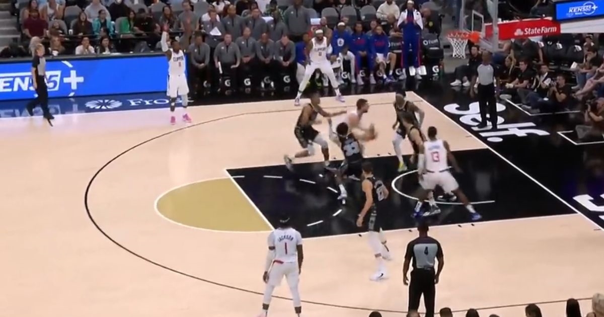Zubac srušio novi rekord karijere. Pogledajte kako je zakucao preko cijele obrane