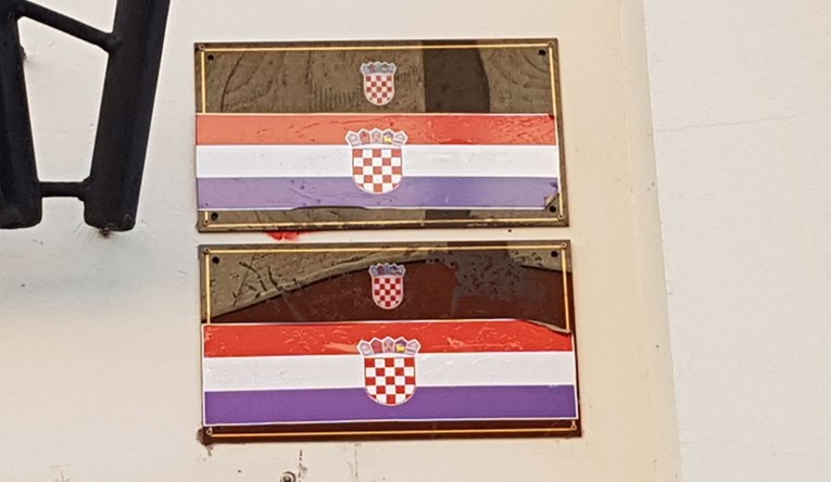 FOTO Na zgradama sudova u Vukovaru prekrivene dvojezične ploče