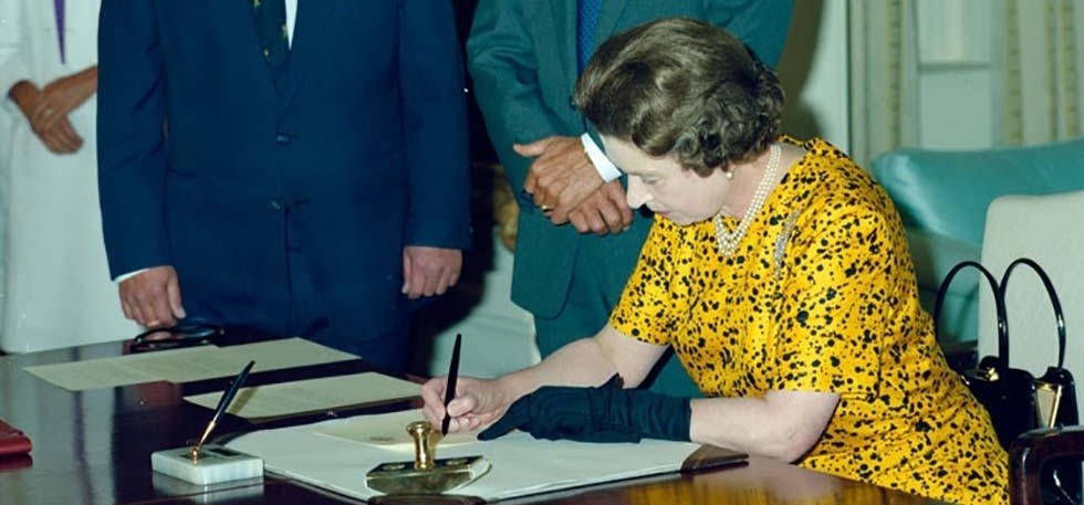 Australci su tada napisali dokument koji je potpisala kraljica. Postali su neovisni