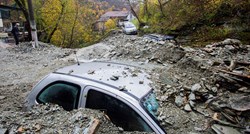 FOTO I VIDEO Klizište kod Jablanice uništilo cestu i zatrpalo automobile