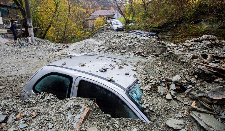 FOTO I VIDEO Klizište kod Jablanice uništilo cestu i zatrpalo automobile