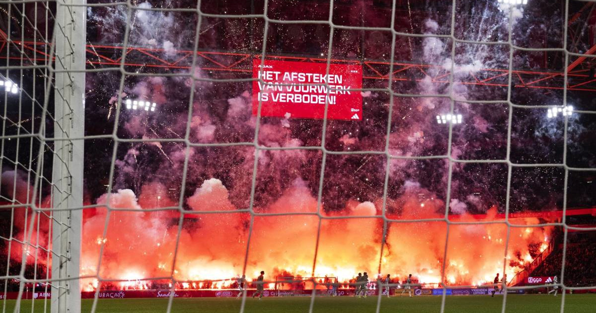 VIDEO Navijači vatrometom prekinuli utakmicu Ajaxa. Sudac: Ne mogu jamčiti sigurnost