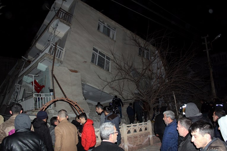 Snažan potres u Turskoj: 18 mrtvih, 500 ranjenih, uništene zgrade