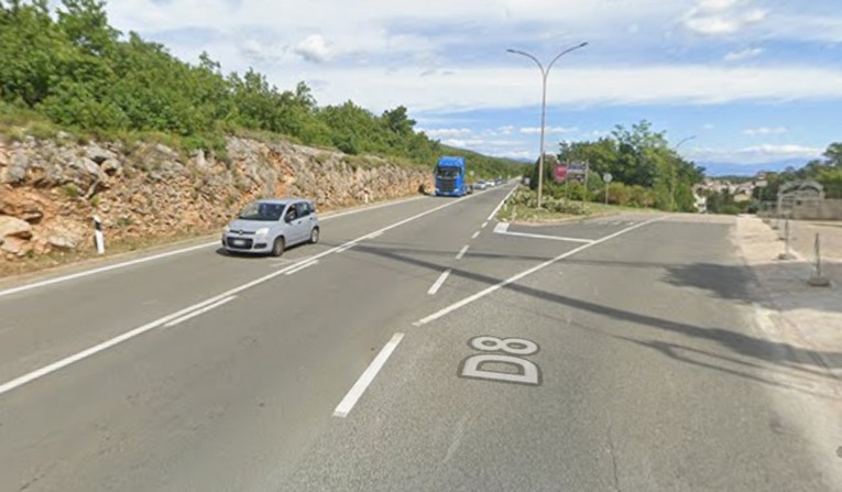 Teška nesreća kod Crikvenice. Autom pretjecao kolonu i zabio se u kamion, poginuo je