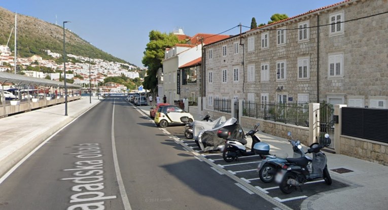 U Dubrovniku prevrnuo 12 motora, odlomio retrovizor na autu, pa završio u bolnici