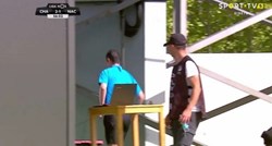 VIDEO Sudac morao na WC usred utakmice, a kad se vratio, dobio je crveni karton