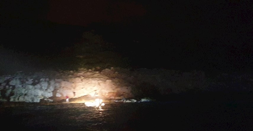 Koćarica nasukana na otočić u Zlarinskom kanalu potonula, tri ribara spašena