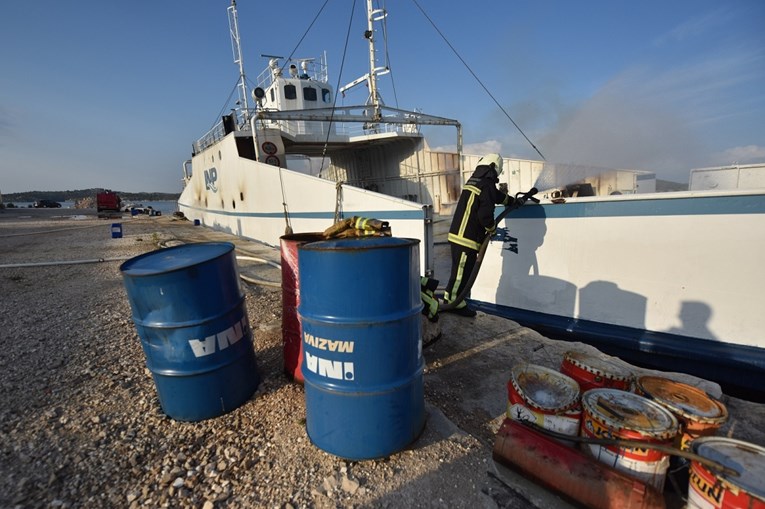 VIDEO Od jučer ujutro gori brod u Šibeniku, vatrogasci dežurali cijelu noć