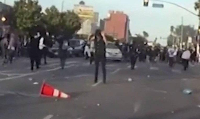 VIDEO Policija u SAD-u pucala u prosvjednika koji je imao ruke u zraku