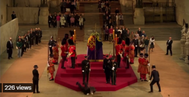 VIDEO Vojnik koji je čuvao kraljičin lijes pao u nesvijest, snimka se širi internetom