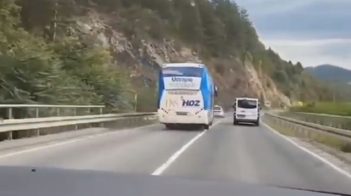 VIDEO Autobus HDZ-a BiH pretjecao preko pune linije