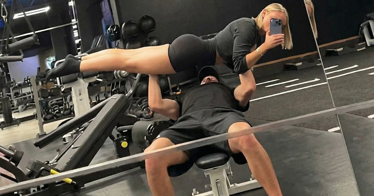 Suspendirani Mudrik snimljen u teretani. Formu održava dižući djevojku influencericu