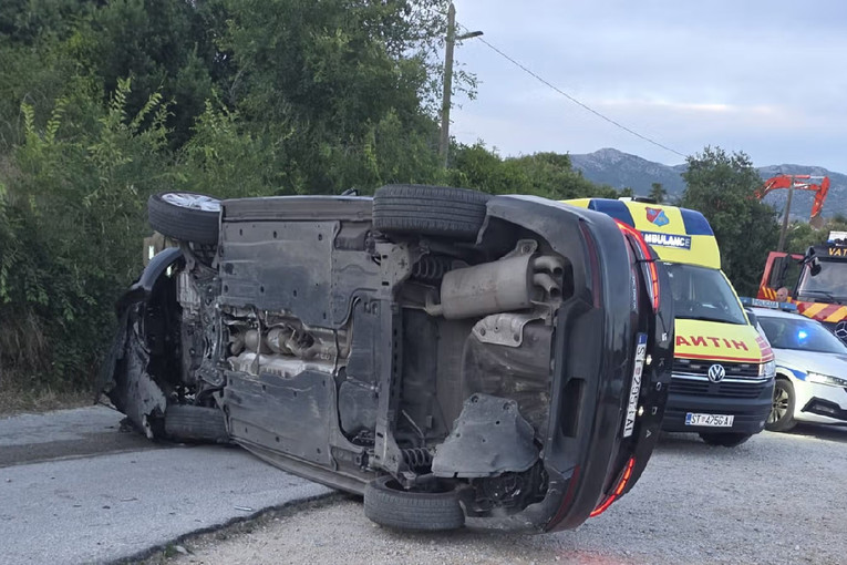 U Splitu se prevrnuo policijski presretač tijekom potjere za motorom