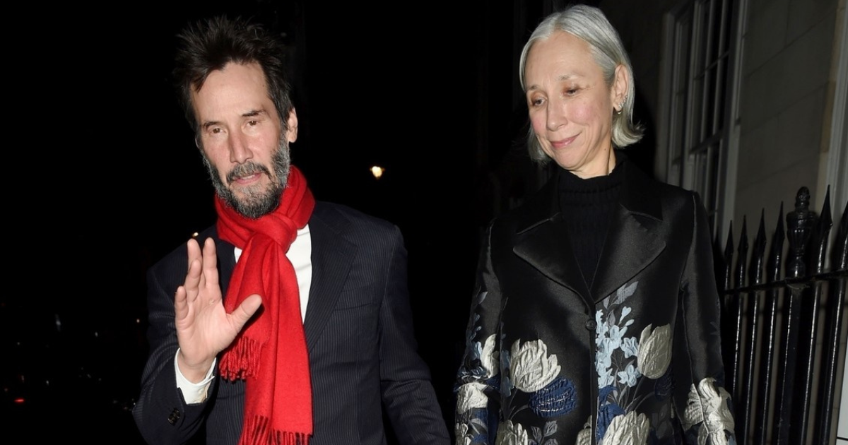 Keanu Reeves snimljen s djevojkom u rijetkom izlasku, nisu skrivali zaljubljenost